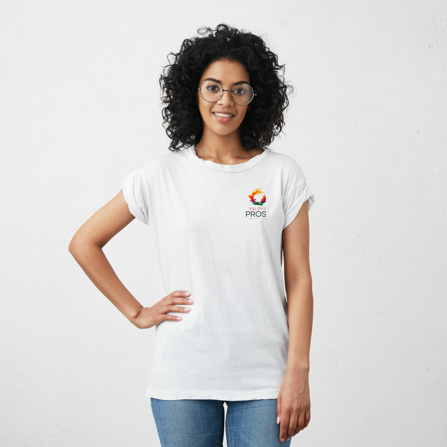 Jeune femme portant le tee-shirt avec le logo de Valérie PROST