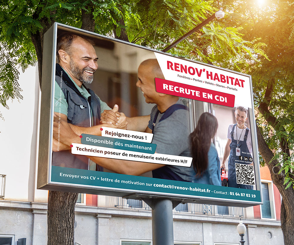 Affiche de recrutement de Renov'Habitat sur un panneau publicitaire